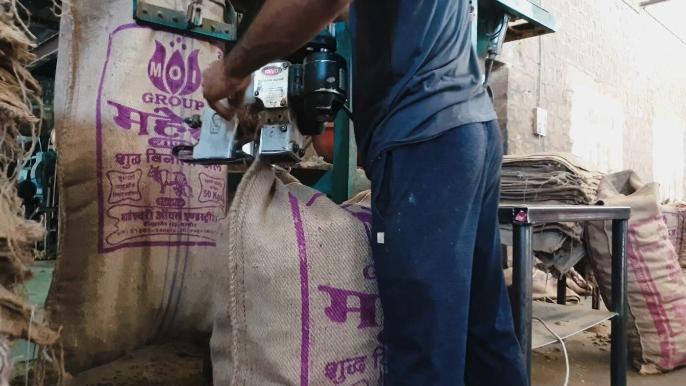 बोरी में भरी ताज़ा कपासिया खल की बनावट